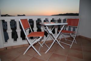 d'une table et de deux chaises sur un balcon. dans l'établissement Casas de Santo António, à Odeceixe