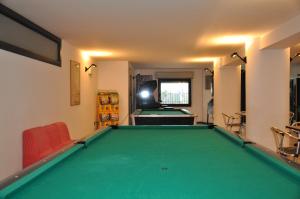 salon ze stołem bilardowym w obiekcie Hotel Nord Est w Rimini
