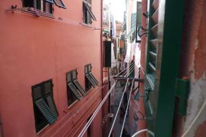 een steeg tussen twee gebouwen met balkons bij Ca Du Grifun in Vernazza