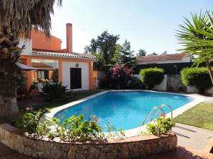 una piscina en el patio de una casa en Moradia do Pinhal, en Azeitão