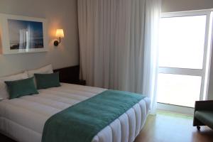 Tempat tidur dalam kamar di Hotel Costa de Prata 2 & Spa