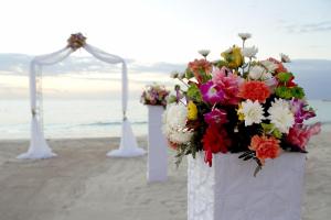 um balde branco cheio de flores numa praia em Negril Palms em Negril