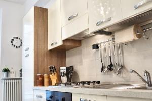 A kitchen or kitchenette at La Perla sul Lago di Como con parcheggio