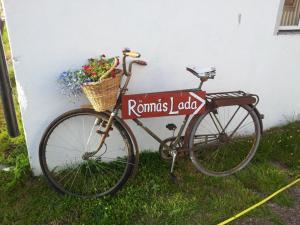 un vélo garé à côté d'un bâtiment avec un panneau dans l'établissement Rönnås, à Tvååker