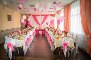 Kol'chuginoにあるHotel Druzhbaのピンクと白の風船が並ぶテーブルのある宴会場