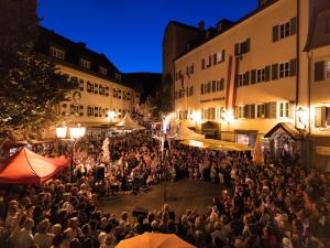 tłum ludzi stojących na ulicy w nocy w obiekcie Appartements Trinker w mieście Zell am See +37 zdjęć