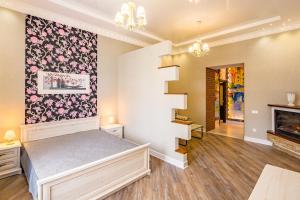 ein Schlafzimmer mit einem Bett und einem Kamin in der Unterkunft VIP Apartments in Lwiw