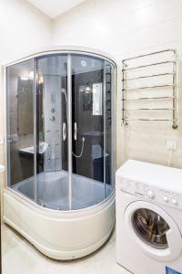 eine Dusche im Bad mit einer Waschmaschine in der Unterkunft VIP Apartments in Lwiw