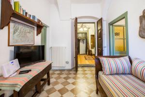 Galeriebild der Unterkunft Il Batti apartment water front and private beach in Toscolano-Maderno