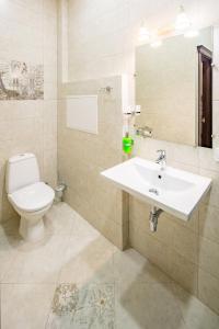 ein Bad mit einem Waschbecken und einem WC in der Unterkunft VIP Apartments in Lwiw