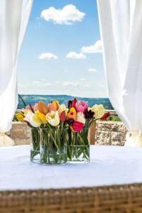 zwei Vasen voller Blumen auf einem Tisch in der Unterkunft Hotel-Restaurant Distlerhof in Leinburg