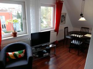 TV a/nebo společenská místnost v ubytování Ferienwohnung Am Schwanensee
