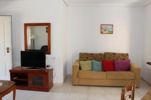 トレビエハにあるBungalow Altos de la Bahiaのリビングルーム(カラフルな枕とソファ付)