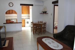 トレビエハにあるBungalow Altos de la Bahiaのリビングルーム、キッチン(テーブル、椅子付)