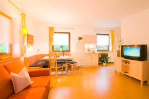 ein Wohnzimmer mit einem Sofa und einem Tisch in der Unterkunft Appartements Peilerhof in Tscherms