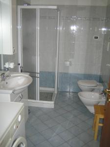 uma casa de banho com um chuveiro, um WC e um lavatório. em Casa Vacanza Ca dei Logi em Levico Terme