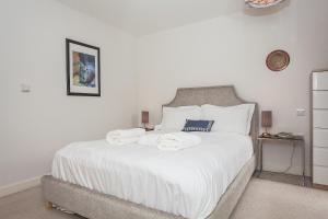 Cama o camas de una habitación en Beautiful Duplex Flat, can sleep 6 , close to tube
