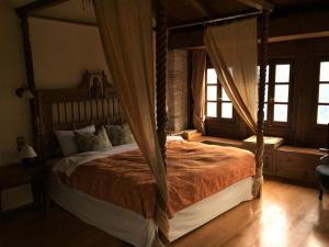 a bedroom with a canopy bed in a room at Old Inn in Karpenision