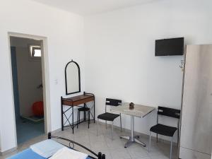 A television and/or entertainment centre at Iliovasilema VILLAGE