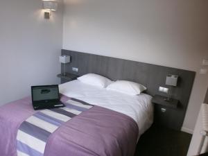 Postel nebo postele na pokoji v ubytování Hôtel des Rosiers