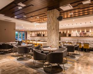 Cambria Hotel McAllen Convention Center tesisinde bir restoran veya yemek mekanı