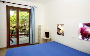 カスティリオーネ・デッラ・ペスカーイアにあるAppartamenti alle Rocchette mareのベッドルーム(青いベッド1台、バルコニー付)