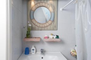 Kúpeľňa v ubytovaní Messinian Blue Seaside Villa + 37 fotografií