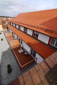 une vue de tête d'un bâtiment avec un toit dans l'établissement Hotel Alte Vogtei, à Wolframs-Eschenbach