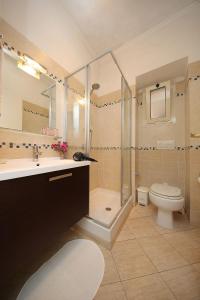 Ванная комната в Great Central Apartment
