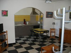 Petite Maison de Village tesisinde mutfak veya mini mutfak