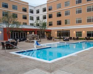 einem Pool vor einem Gebäude mit einem Hotel in der Unterkunft Cambria Hotel McAllen Convention Center in McAllen