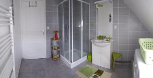 La salle de bains est pourvue d'une douche et d'un lavabo. dans l'établissement maison a la mer, à Criel-sur-Mer