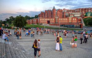a group of people walking around in a city at Апартаменти Іва в центрі на Набережній in Dnipro