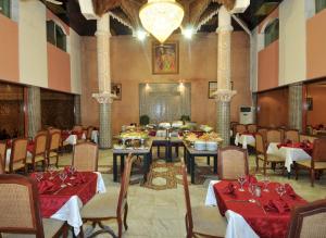 En restaurang eller annat matställe på Menzeh Zalagh 2Boutique Hôtel & Sky
