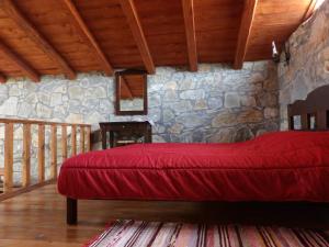 Un pat sau paturi într-o cameră la Arodamos Guesthouse