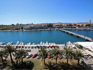 een uitzicht op een jachthaven met geparkeerde auto's en een pier bij The View in Zadar