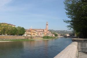 vista su un fiume da un ponte di Residenza San Tomaso a Verona