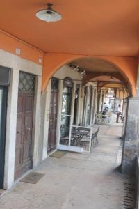 een gebouw met een oranje dak en een patio bij Residenza San Tomaso in Verona