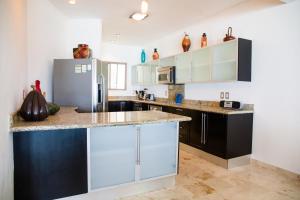 A kitchen or kitchenette at Ocean Front Corto Maltes 104 in Downtown