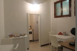 een woonkamer met een tafel en een eetkamer bij Residenza San Tomaso in Verona