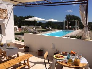 Villa con piscina, mesa y sillas en Agroturismo Turmaden des Capita, en Alaior