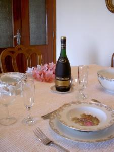 uma mesa com uma garrafa de vinho e um prato de comida em Âncora Apartment em Vila Praia de Âncora