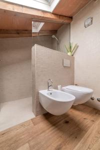 A bathroom at La Casina Még 24 kép