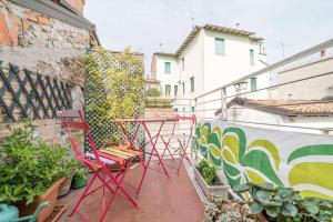 A balcony or terrace at La Casina