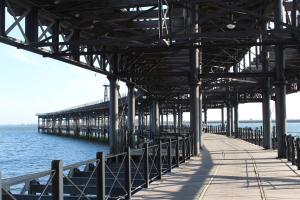 un muelle en el agua junto al océano en Vivienda Reina Victoria, en Huelva