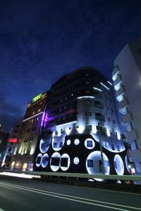 un edificio con un cartel en el costado en Hotel VARKIN, en Tokio