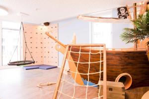 Zimmer mit einem Piraten-Themenzimmer mit einem Boot in der Unterkunft Südkap D-03 in Pelzerhaken