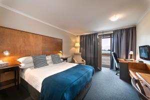 Un pat sau paturi într-o cameră la The Waterfront Wynyard