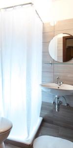 uma casa de banho com um lavatório e um espelho em Terra Apartments em Piran