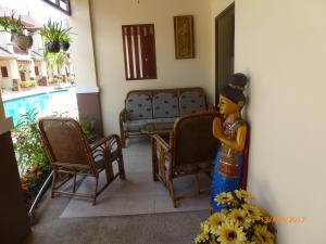 Una estatua de una mujer parada frente a una casa. en Thai Paradise South 255/2, en Cha Am